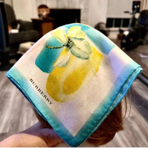 Burberry floral pattern scarf, 23×22.5 used one time 9.5/10 dry cleaned - Picture 4 of 10